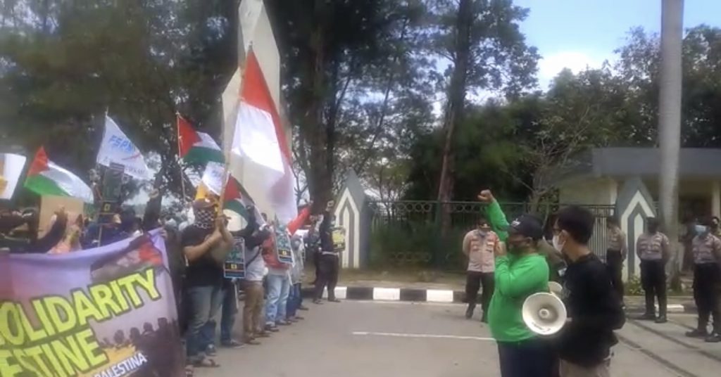 Buruh Bekasi Demo, Ketua DPRD: Berjanji Akan menyampaikan Surat 1 img 7572 1