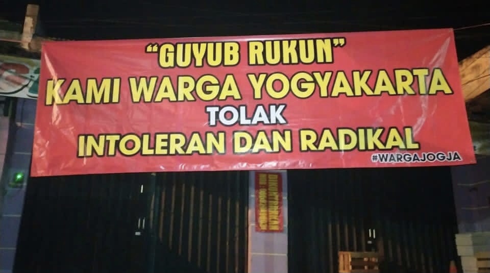 Warga Jogja Bentangkan Banner Tolak Intoleran dan Radikal Warga Jogja Bentangkan Banner Tolak Intoleran dan Radikal