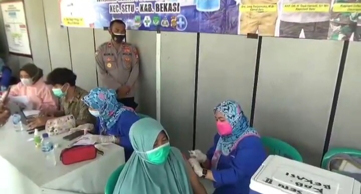 Polsek Setu Gelar Vaksinasi Massal Polsek Setu Gelar Vaksinasi Massal