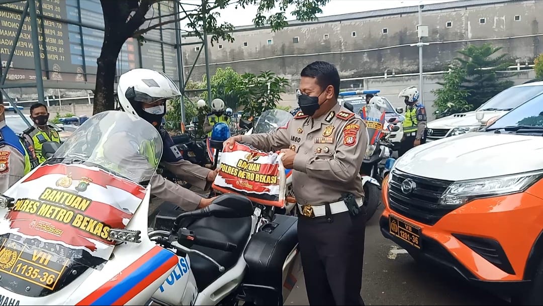 Polres Metro Bekasi Salurkan Ratusan Bantuan Kepada Warga Terdampak Covid-19 Polres Metro Bekasi Salurkan Ratusan Bantuan Kepada Warga Terdampak Covid-19