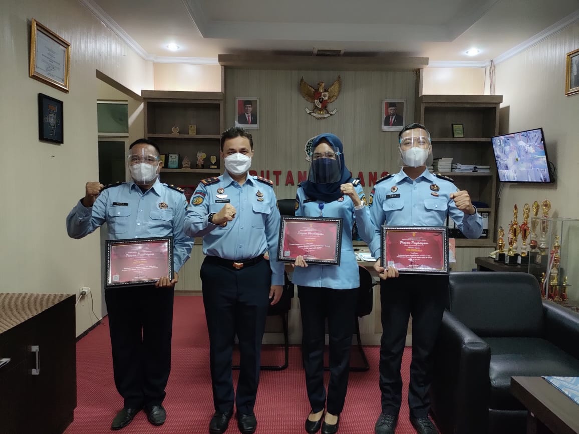 Karutan Serang Berikan Penghargaan Kepada Pegawai Berkinerja Terbaik Periode Mei-Juni 2021 Karutan Serang Berikan Penghargaan Kepada Pegawai Berkinerja Terbaik Periode Mei-Juni 2021