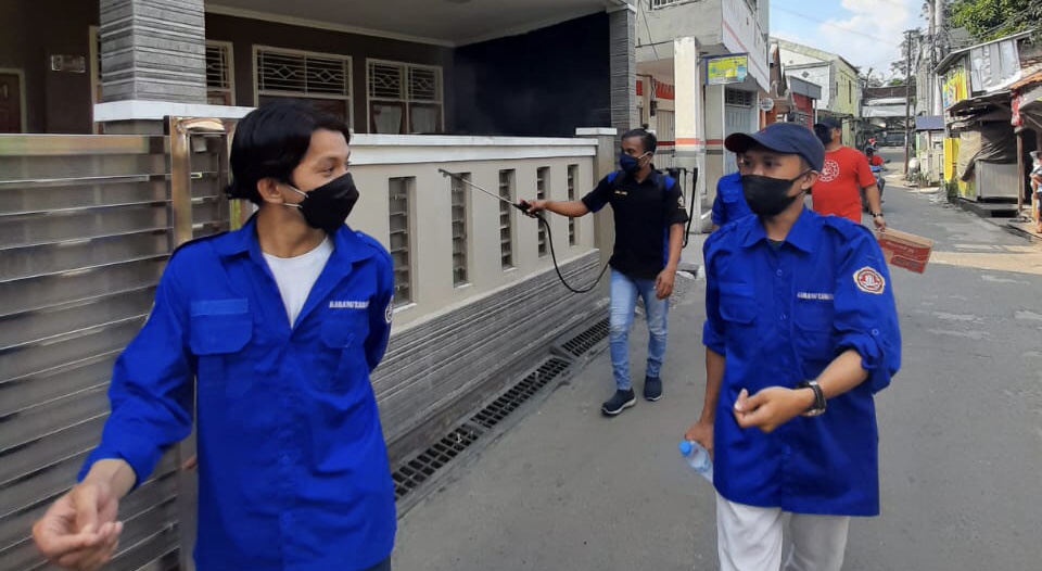 Karang Taruna Medan Satria Semprotkan Disinfektan di 11 RW Karang Taruna Medan Satria Semprotkan Disinfektan di 11 RW