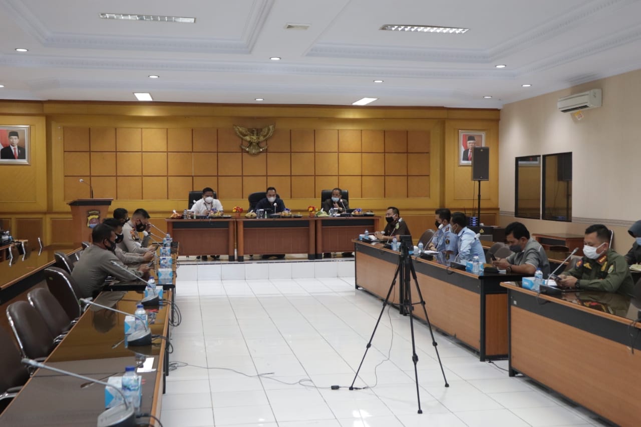 Bersama Aparat Penegak Hukum, Rutan Kelas IIB Serang Ikuti Rapat Koordinasi Terkait Tipiring Bagi Pelanggar Prokes Bersama Aparat Penegak Hukum, Rutan Kelas IIB Serang Ikuti Rapat Koordinasi Terkait Tipiring Bagi Pelanggar Prokes