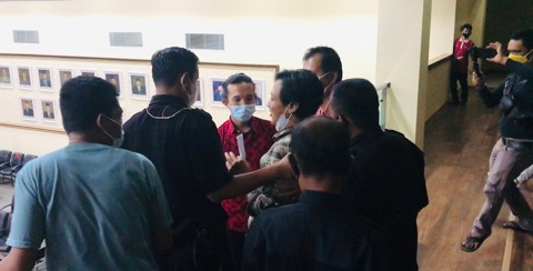 Bikin Geger Pemuda Bekasi Teriak ‘Intrupsi Pimpinan Sidang’ di Rapat Paripurna DPRD Bikin Geger Pemuda Bekasi Teriak ‘Intrupsi Pimpinan Sidang’ di Rapat Paripurna DPRD