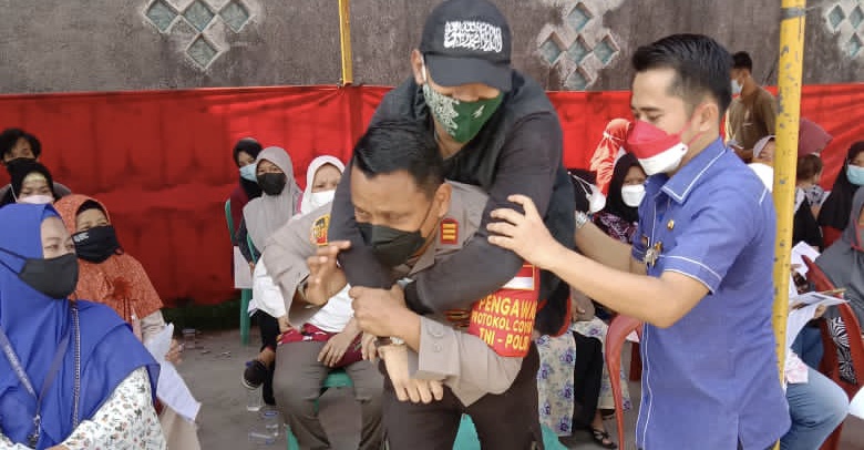Polsek Tarumajaya Penuh Ikhlas Gendong Penyandang Disabilitas yang Mau di Vaksin Polsek Tarumajaya Penuh Ikhlas Gendong Penyandang Disabilitas yang Mau di Vaksin