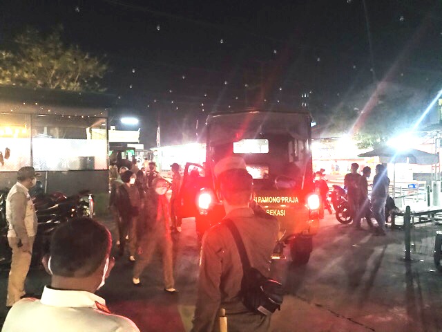 Jam 10 Malam Masih Buka, Satpol PP Datangi Pujasera Hadamas Futsal Cikarang Jam 10 Malam Masih Buka, Satpol PP Datangi Pujasera Hadamas Futsal Cikarang