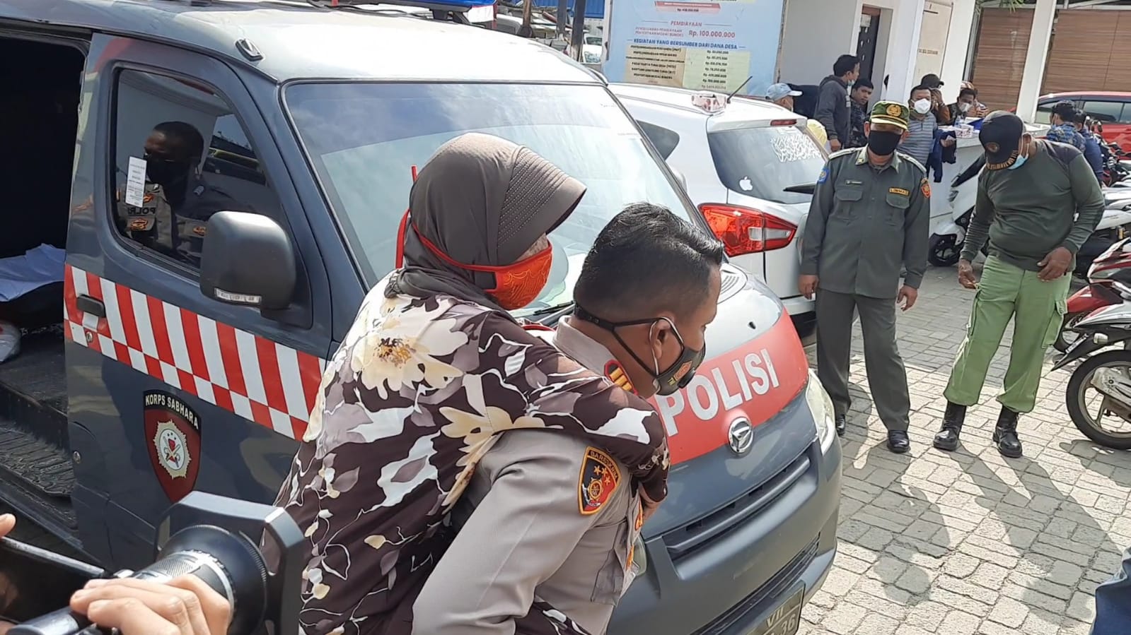 Tak Mampu Berjalan Nenek Emah di Gendong Polisi Saat Mau Vaksin Tak Mampu Berjalan Nenek Emah di Gendong Polisi Saat Mau Vaksin