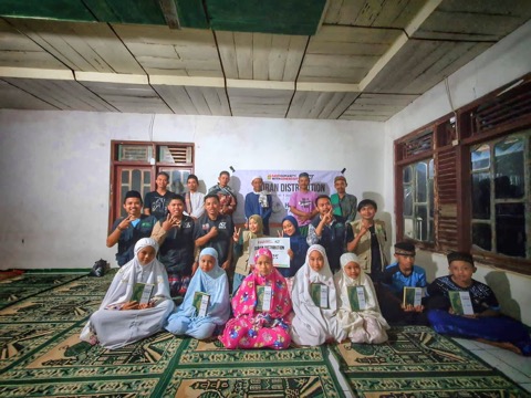 ACT dan GSM Salurkan Wakaf Al-Qur’an ke Pelosok Sukabumi ACT dan GSM Salurkan Wakaf Al-Qur’an ke Pelosok Sukabumi