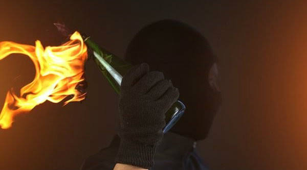 Lempari Molotov Kerumah Pendeta, Geraldus masih Diperiksa Mapolsek Tamalanrea Lempari Molotov Kerumah Pendeta, Geraldus masih Diperiksa Mapolsek Tamalanrea
