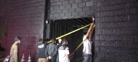 Bandel Langgar PPKM Level 3, Polisi dan Satpol PP Segel Cafe Empire Cikarang Bandel Langgar PPKM Level 3, Polisi dan Satpol PP Segel Cafe Empire Cikarang