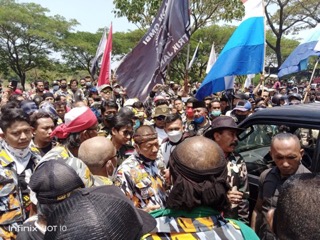 Puluhan Ormas dan LSM Gelar Demo di PT Hyundai GIIC Cikarang Berjalan Tertib Puluhan Ormas dan LSM Gelar Demo di PT Hyundai GIIC Cikarang Berjalan Tertib