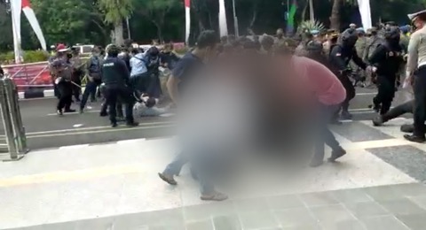 Demo Berujung Ricuh, Hingga Videonya Viral Mahasiswa Tangerang di Banting Polisi Minta Maaf Demo Berujung Ricuh, Hingga Videonya Viral Mahasiswa Tangerang di Banting Polisi Minta Maaf