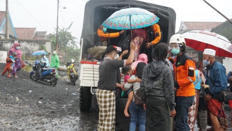 DMC Dompet Dhuafa Bantu Evakuasi Awan Panas Guguran Semeru DMC Dompet Dhuafa Bantu Evakuasi Awan Panas Guguran Semeru
