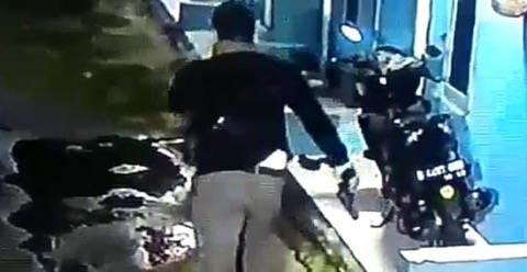 Pria Badan Gede Diduga Bawa Senpi, Nyolong HP dan Duit Gayanya Santai Bangat Pria Badan Gede Diduga Bawa Senpi, Nyolong HP dan Duit Gayanya Santai Bangat