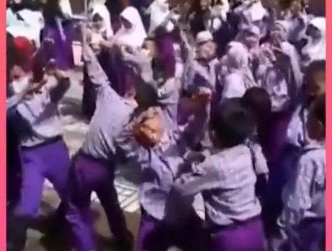 Miris Murid SD Joget TikTok, Warganet: Gak Pantes Jadilah Guru yang Baik Miris Murid SD Joget TikTok, Warganet: Gak Pantes Jadilah Guru yang Baik