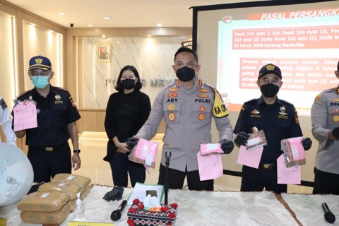 Polisi Bersama Bea Cukai Berhasil membongkar Sindikat Narkoba Polisi Bersama Bea Cukai Berhasil membongkar Sindikat Narkoba