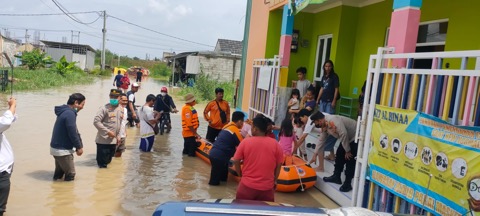 Polisi Bantu Warga Karangbahagia Bekasi yang Terdampak Banjir Polisi Bantu Warga Karangbahagia Bekasi yang Terdampak Banjir