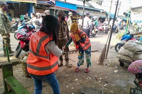 Sanksi Kerja Sosial bagi Belasan Warga Tanpa Masker Sanksi Kerja Sosial bagi Belasan Warga Tanpa Masker