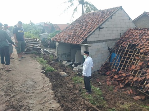 Tiga Rumah Hancur Dekat Sungai Citarum Bekasi, Kades Memohon Bantuan ke Pemerintah Pusat Tiga Rumah Hancur Dekat Sungai Citarum Bekasi, Kades Memohon Bantuan ke Pemerintah Pusat