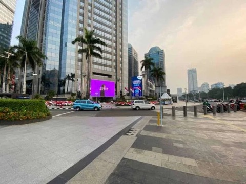 Petugas Cegah Kerumunan di Kawasan SCBD Petugas Cegah Kerumunan di Kawasan SCBD