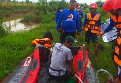 Mahasiswa KKN UPB Penanaman Pohon di dekat Aliran Sungai Mahasiswa KKN UPB Penanaman Pohon di dekat Aliran Sungai