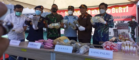 Kejari Kabupaten Bekasi Musnahkan Barang Bukti Obat-obatan Ilegal Kejari Kabupaten Bekasi Musnahkan Barang Bukti Obat-obatan Ilegal