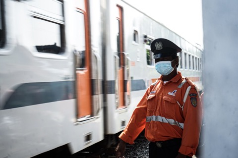 Sutikno Puluhan Tahun Jadi Penjaga Perlintasan Kereta, Dompet Dhuafa Apresiasi Parcel Ramadan Sutikno Puluhan Tahun Jadi Penjaga Perlintasan Kereta, Dompet Dhuafa Apresiasi Parcel Ramadan
