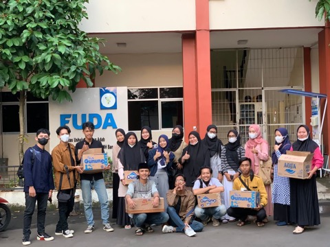 Mahasiswa UIN SMH Banten Berbagi Takjil Kepada Masyarakat Mahasiswa UIN SMH Banten Berbagi Takjil Kepada Masyarakat