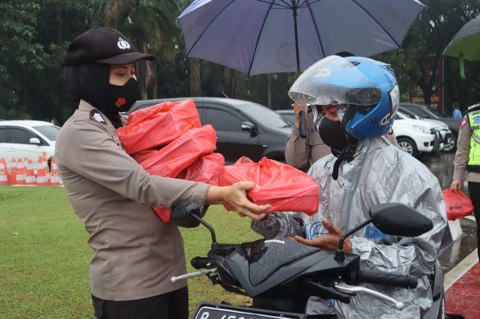 Polwan Bekasi Baik Hati, Berbagi Nasi Box Kepada Pemudik untuk Buka Puasa Polwan Bekasi Baik Hati, Berbagi Nasi Box Kepada Pemudik untuk Buka Puasa