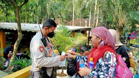 Polsek Serang Baru Bagikan Masker Ditempat Wisata Polsek Serang Baru Bagikan Masker Ditempat Wisata