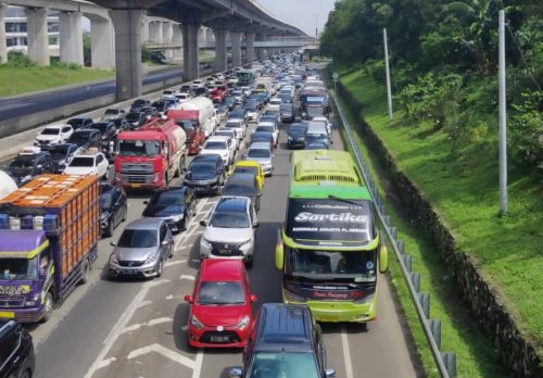Lebaran Hari Kedua Tol Japek Cikarang-Karawang Masih Padat Lebaran Hari Kedua Tol Japek Cikarang-Karawang Masih Padat
