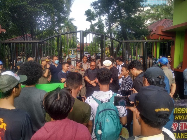 Aliansi Muslim mendesak Walkot Holywings Bekasi Untuk Tutup Permanen Aliansi Muslim mendesak Walkot Holywings Bekasi Untuk Tutup Permanen