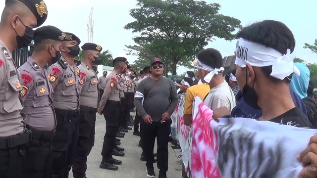 Masyarakat Pasiranji Gelar Aksi Damai di Kawasan Industri GIIC Bekasi Masyarakat Pasiranji Gelar Aksi Damai di Kawasan Industri GIIC Bekasi
