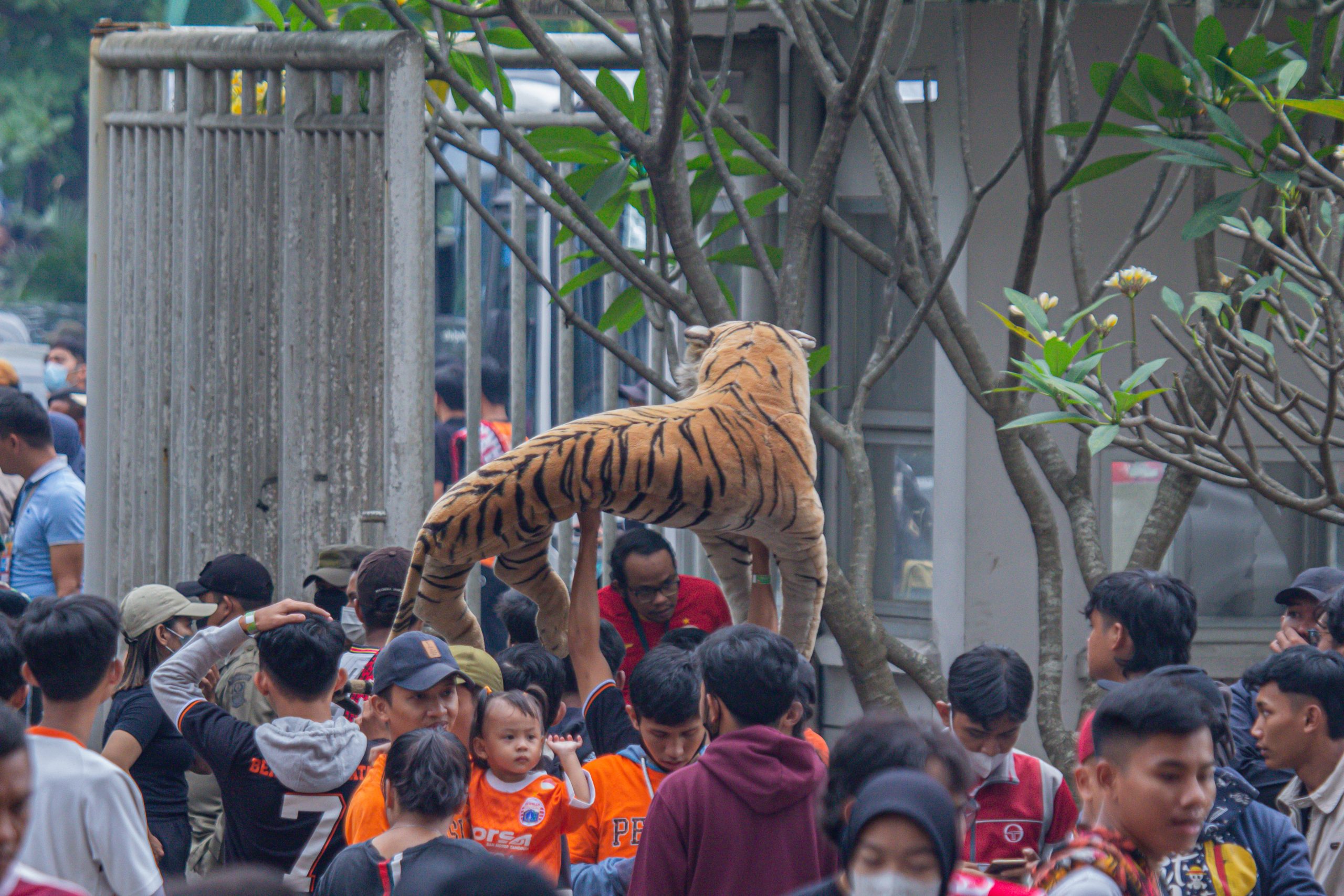 FOTO: Ribuan Suporter Jak Mania Persija Jakarta Penuhi Stadion Wibawa Mukti 1 3568BBE8 E3F2 4685 A34D 82EC26BB5CB4 scaled