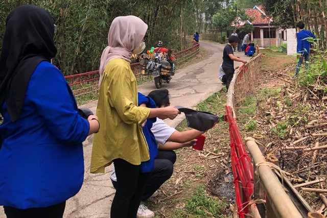 Mahasiswa KKN UPB Dukung ‘Kampung Bersih’ di Desa Sukabungah Mahasiswa KKN UPB Dukung ‘Kampung Bersih’ di Desa Sukabungah