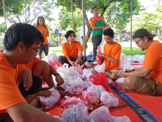 Semangat Berbagi, Warga Cimanggis Depok menggelar Ibadah Qurban Semangat Berbagi, Warga Cimanggis Depok menggelar Ibadah Qurban
