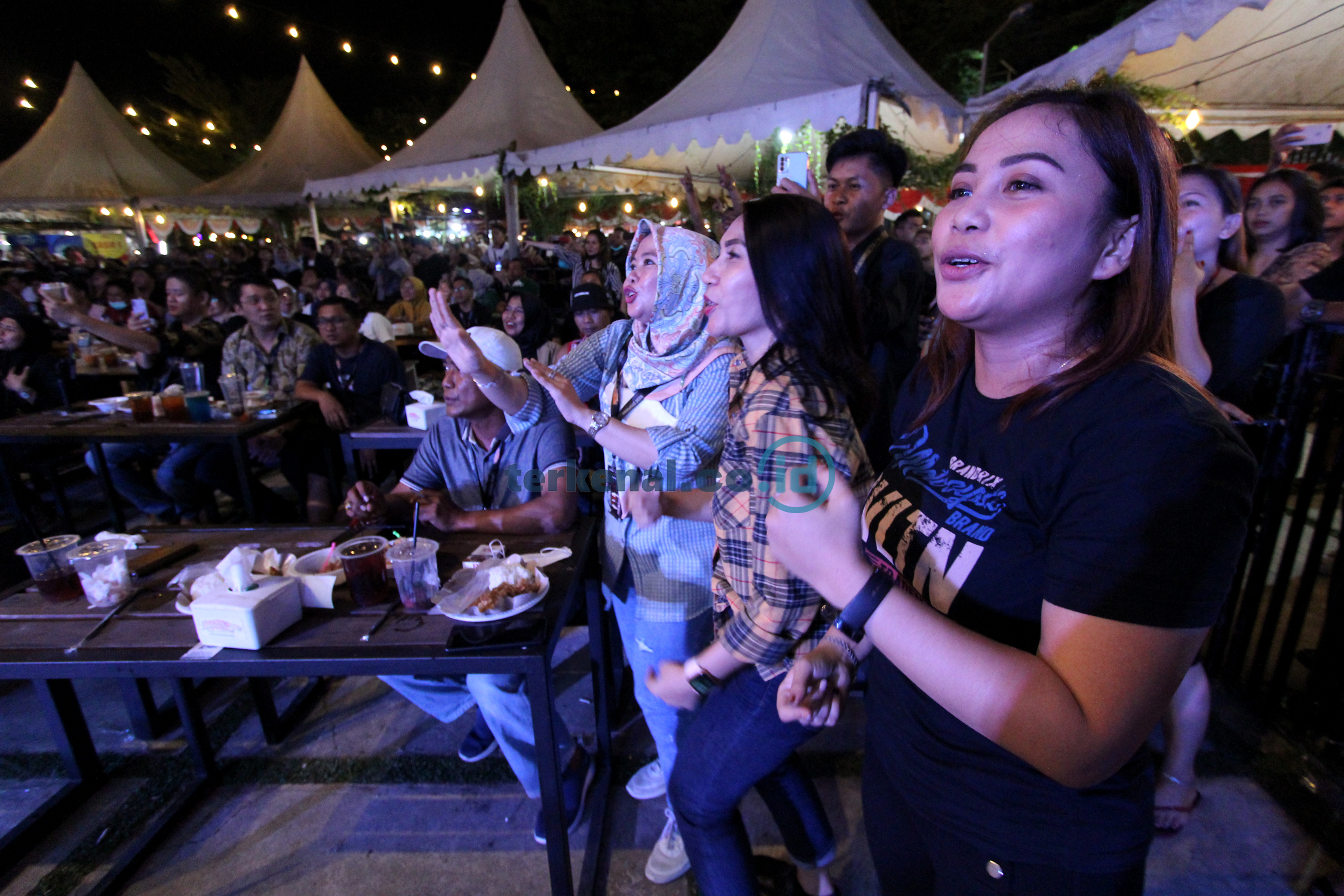 FOTO: Warga Cikarang Diguncangkan Konser Andra and The Backbone 6 19C3BC00 384C 40EA 88ED F064AE199269
