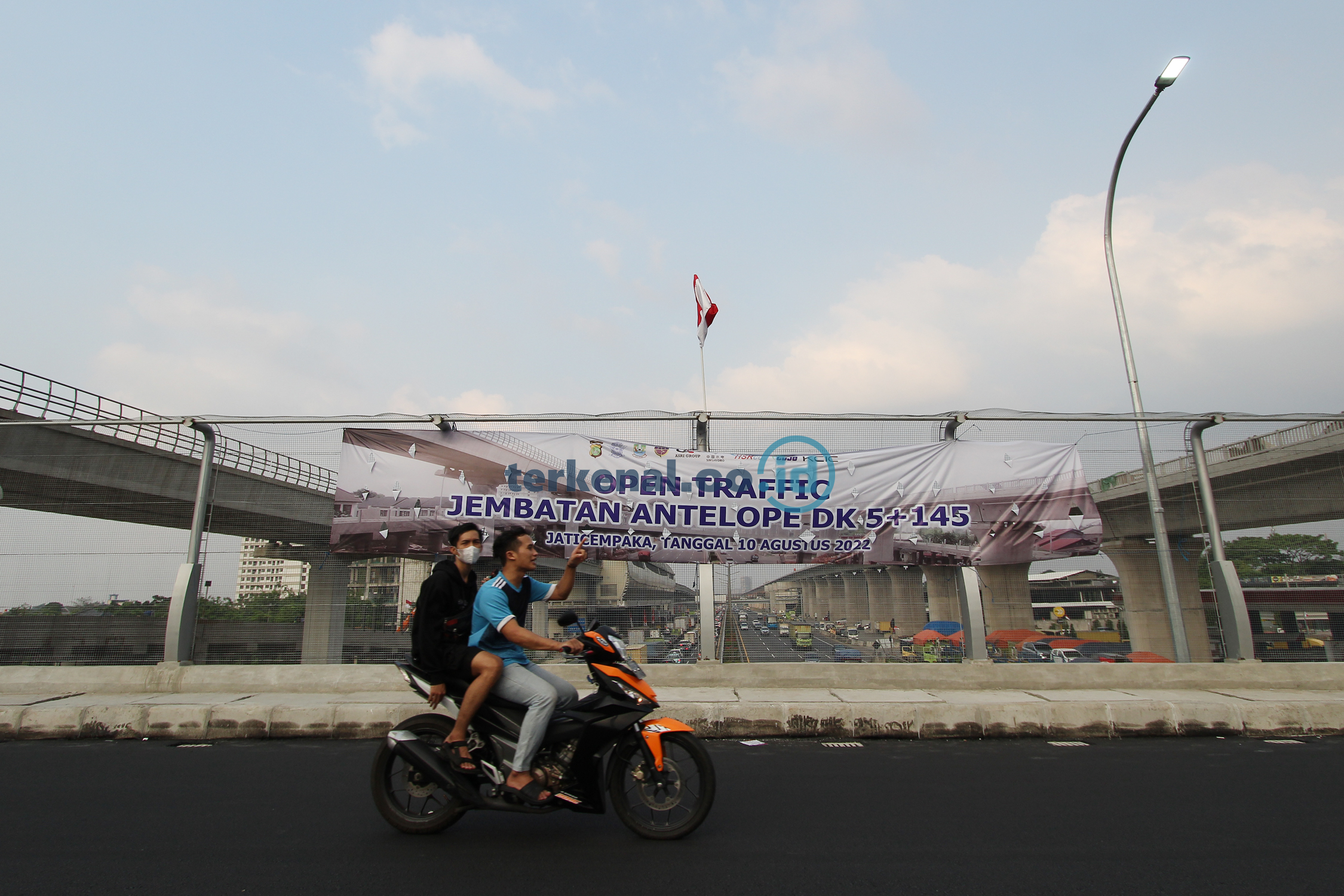 Punya Rumah Dipinggir Rel, Warga Cikarang Bisa Naik Kereta Cepat Gratis! Punya Rumah Dipinggir Rel, Warga Cikarang Bisa Naik Kereta Cepat Gratis!