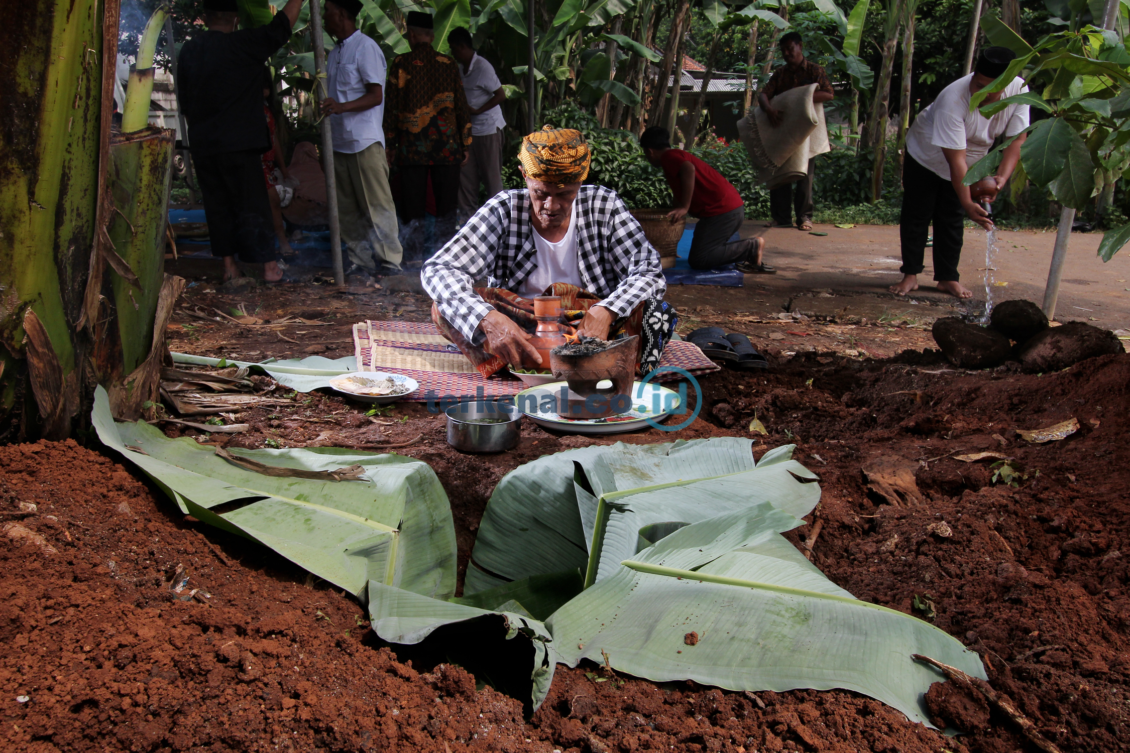FOTO: Sosok Sepuh Olot Ambung, Penjaga Tradisi Babaritan di Kranggan Bekasi 2 5ADF4936 6B62 4411 BDF7 A7A2D7F4AC16