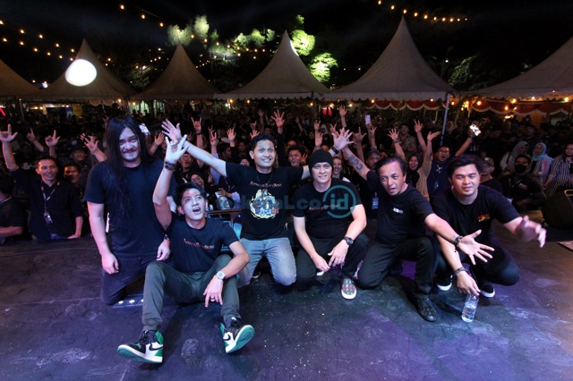 FOTO: Warga Cikarang Diguncangkan Konser Andra and The Backbone FOTO: Warga Cikarang Diguncangkan Konser Andra and The Backbone