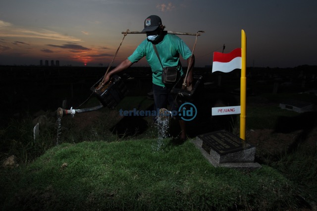 FOTO: Pemakaman Covid-19 di TPU Rorotan Sore Hari FOTO: Pemakaman Covid-19 di TPU Rorotan Sore Hari