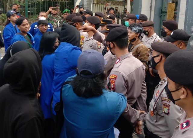 Kasus Dugaan Data Guru Diubah di Cikarang, Barisan Mahasiswa Bekasi: Dunia Pendidikan Makin Manis atau Miris? Kasus Dugaan Data Guru Diubah di Cikarang, Barisan Mahasiswa Bekasi: Dunia Pendidikan Makin Manis atau Miris?