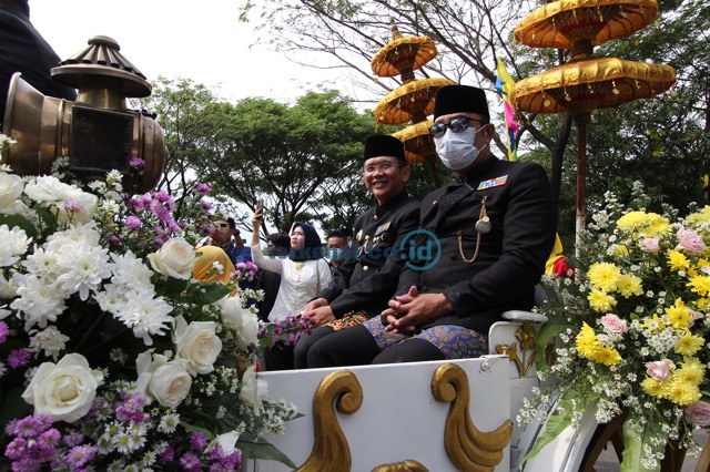 FOTO: Orang Nomer Satu di Jawa Barat Naik Kereta Kencana FOTO: Orang Nomer Satu di Jawa Barat Naik Kereta Kencana