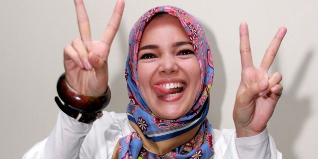 Dewi Sandra Bagikan Tips Belanja Daring Dewi Sandra Bagikan Tips Belanja Daring