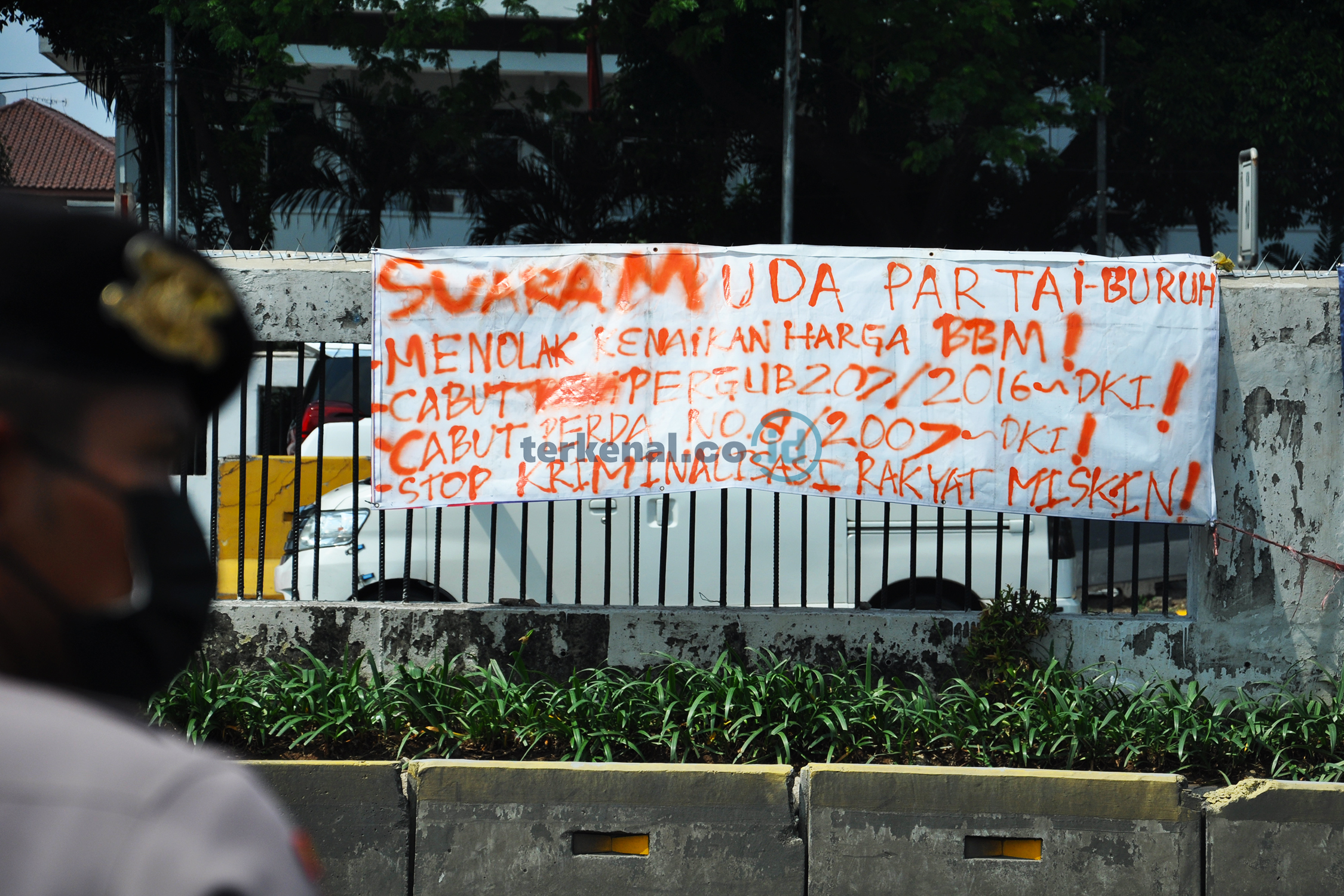 FOTO: Demo Tolak Kenaikan BBM Buruh Kepung Gedung DPR RI 7 14523CBB F0B1 48A1 BE69 3D49D6A17278