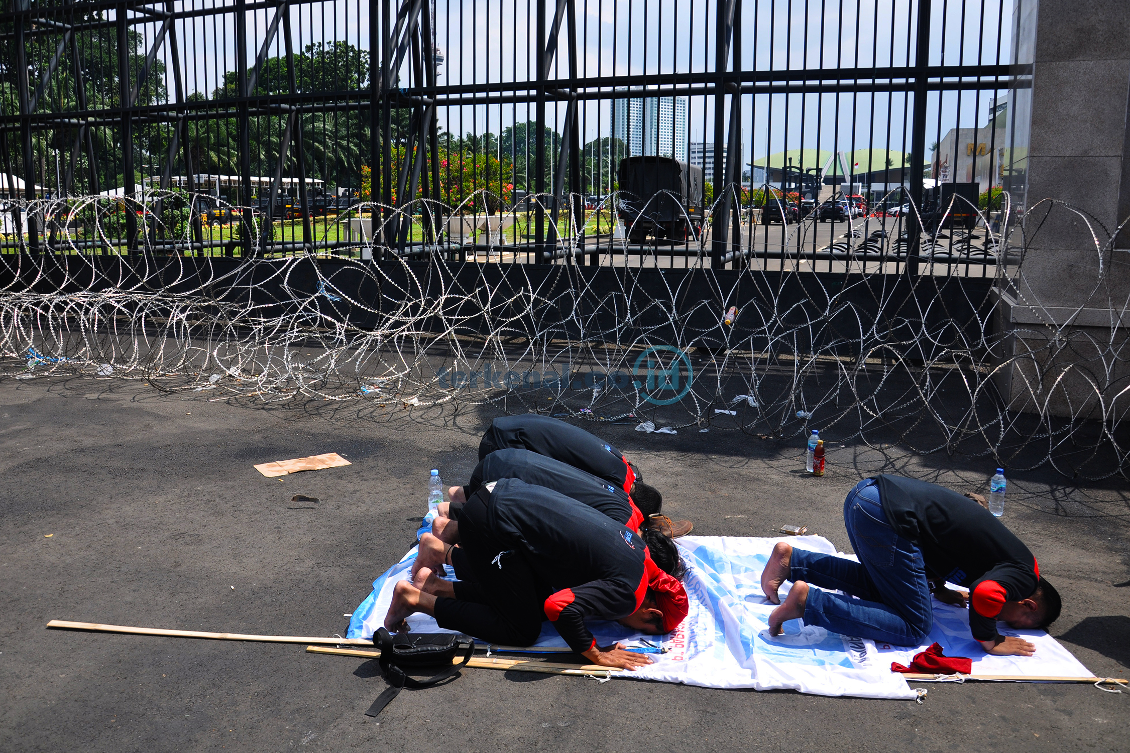 FOTO: Demo Tolak Kenaikan BBM Buruh Kepung Gedung DPR RI 6 17AF6D22 0973 4C20 A1FA F8ABED0756D1