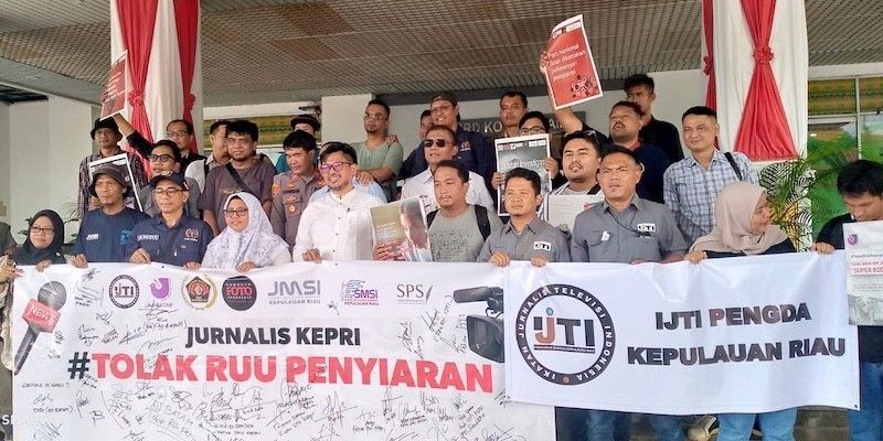Jurnalis Kepri dan JMSI unjuk Rasa Tolak RUU Penyiaran Jurnalis Kepri dan JMSI unjuk Rasa Tolak RUU Penyiaran