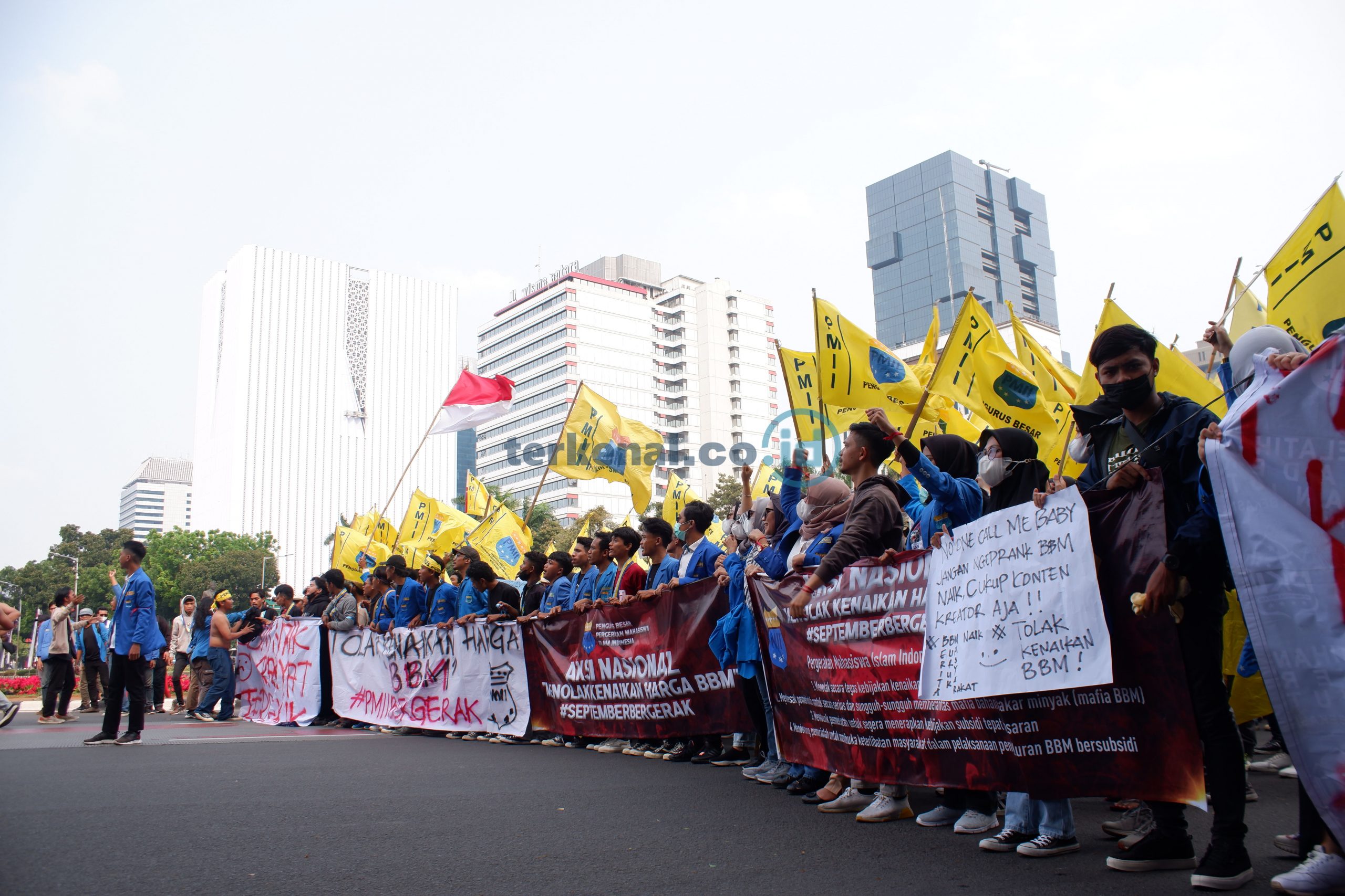 FOTO: Turunkan Harga BBM, Mahasiswa PMII Unjuk Rasa di Jakarta 7 381FB635 33D1 4250 B14E 4A4DE7EB9CA9 scaled