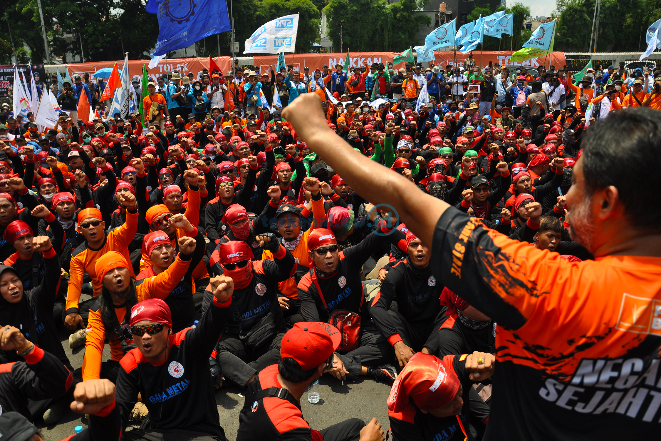 FOTO: Demo Tolak Kenaikan BBM Buruh Kepung Gedung DPR RI 4 4C94B1C5 16E1 4810 A834 747FD5727094