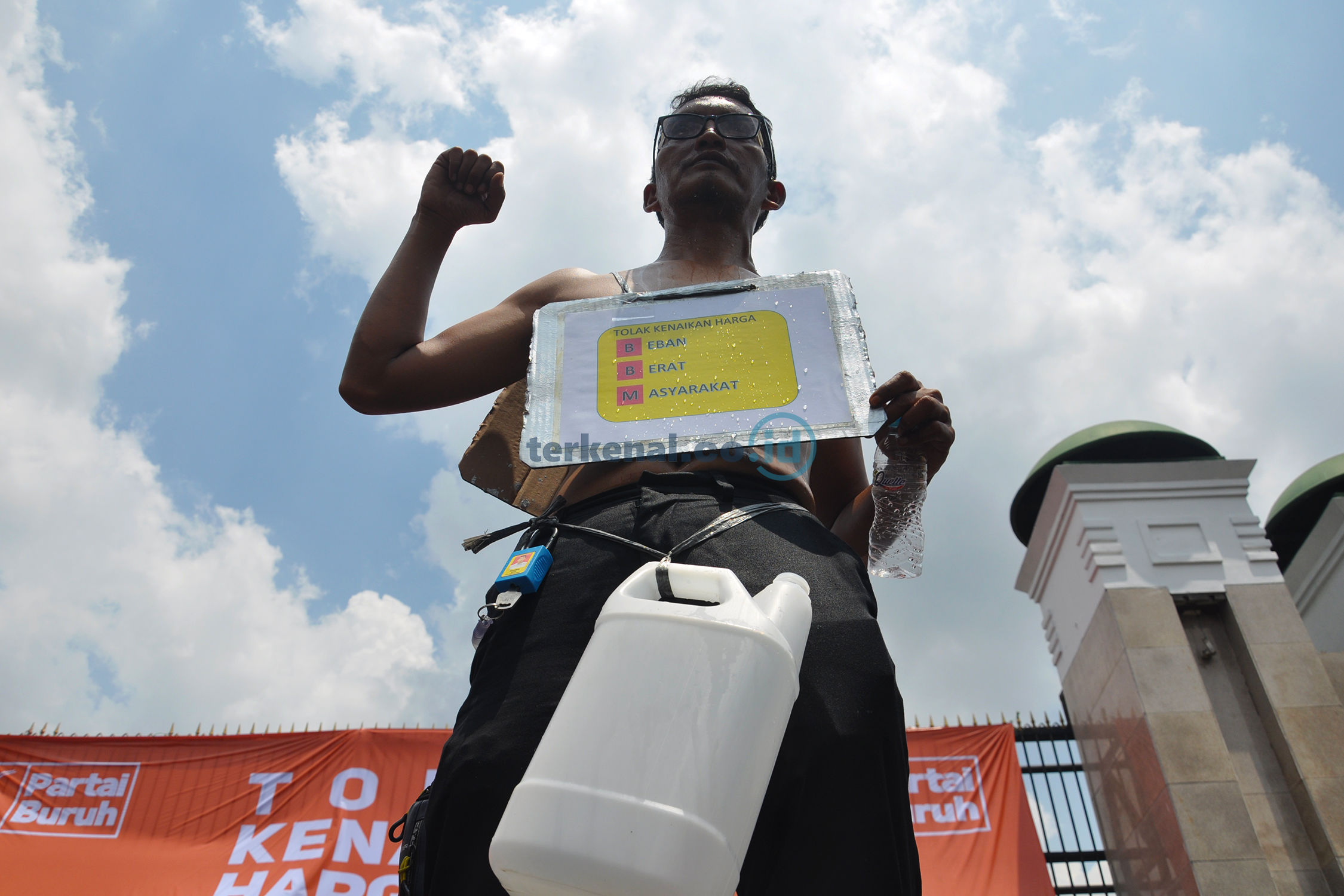 FOTO: Demo Tolak Kenaikan BBM Buruh Kepung Gedung DPR RI 2 59B35111 8C66 4034 885A E8FD4B01772E